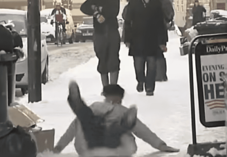 Best Falls on Ice 24 People Slipping & Falling on Snow & Ice 2016