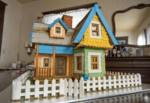 gingerbread-house-up-8-2015